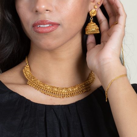 Gold Choker Necklace A Sleek and Elegant Statement Jewellery
